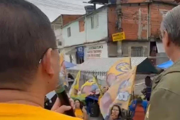 Taka Yamauchi (MDB) de costas em carro de som- Metrópoles
