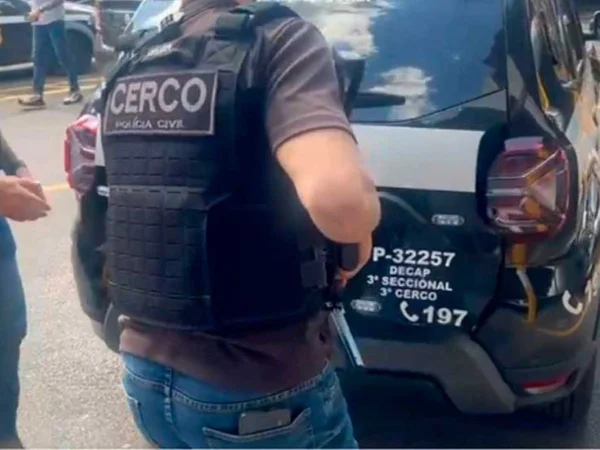 Imagem ccolorida mostra agentes da Polícia Civil durante ação no Jardim Europa, em São Paulo - metrópoles