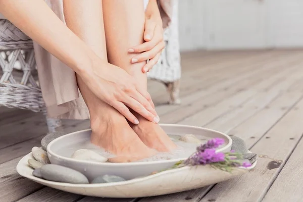 Pantufa massageadora e outros produtos para fazer spa dos pés em casa