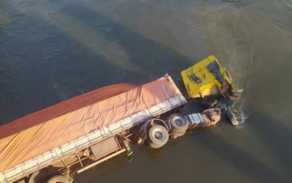 Motorista cai em rio com caminhão para evitar acidente em Goiás