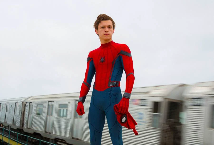 Três anos após o fracasso da franquia "O Espetacular Homem-Aranha", o amigo da vizinhança é renovado com Tom Holland, de 21 anos, em <a href="http://www.metropoles.com/filme/homem-aranha-de-volta-ao-lar" target="_blank">"Homem-Aranha: De Volta ao Lar"</a>. Intensamente conectado a recentes filmes do universo Marvel, o filme flagra um adolescente tentando se equilibrar entre a vida no colégio e as missões de super-herói. <a href="https://www.youtube.com/watch?v=x5Q0AzHr3FM" target="_blank">Veja trailer</a>. Três anos após o fracasso da franquia "O Espetacular Homem-Aranha", o amigo da vizinhança é renovado com Tom Holland, de 21 anos, em <a href="http://www.metropoles.com/filme/homem-aranha-de-volta-ao-lar" target="_blank">"Homem-Aranha: De Volta ao Lar"</a>. Intensamente conectado a recentes filmes do universo Marvel, o filme flagra um adolescente tentando se equilibrar entre a vida no colégio e as missões de super-herói. <a href="https://www.youtube.com/watch?v=x5Q0AzHr3FM" target="_blank">Veja trailer</a>.
