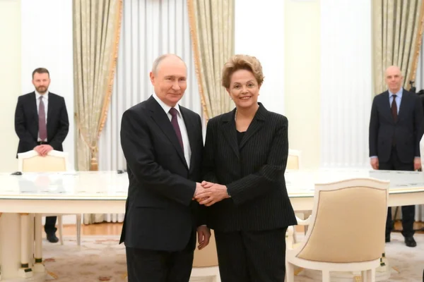 Imagem colorida mostra Vladimir Putin e Dilma Rousseff - Metrópoles