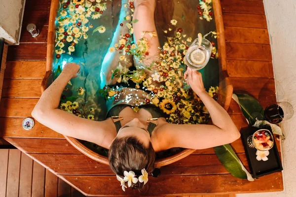 Mulher em banheira relaxante