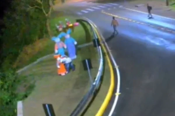 Coelho da decoração de Páscoa é furtado no RS, e câmera flagra crime - Metrópoles