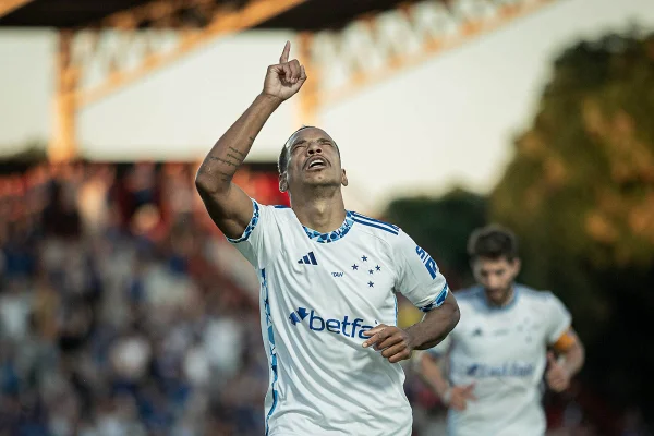 Imagem colorida de jogador do Cruzeiro no Brasileirão - Metrópoles