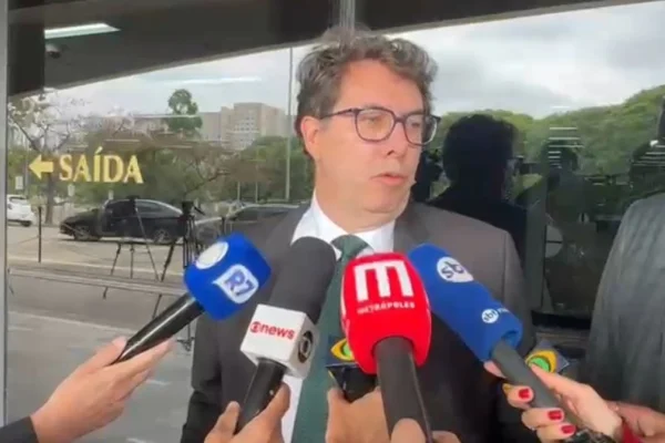 O advogado Jonas Marzagão em frente ao Fórum da Barra Funda no dia do julgamento de seu cliente Fernando Sastre - Metrópoles