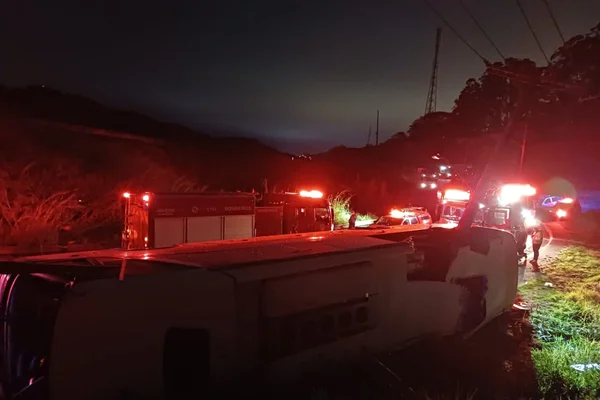 Imagem colorida de ônibus tombado após bater em poste - Metrópoles