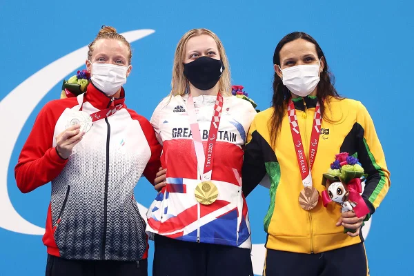 Favorita ao pódio, Carol Santiago leva o bronze nos 100m costas
