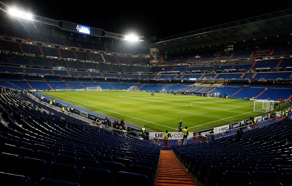 Imagem colorida do campo do Santiago Bernabeu, estádio do clube Real Madrid gramado sintético - Metrópoles