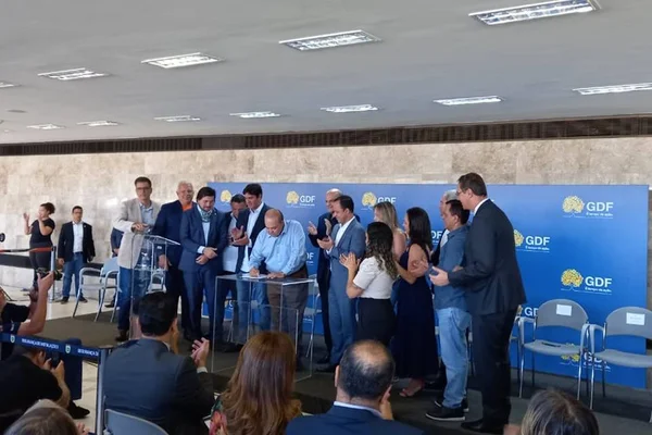 Ibaneis sanciona revisão da Luos. Governador assina o documento no Palácio do Buriti - Metrópoles