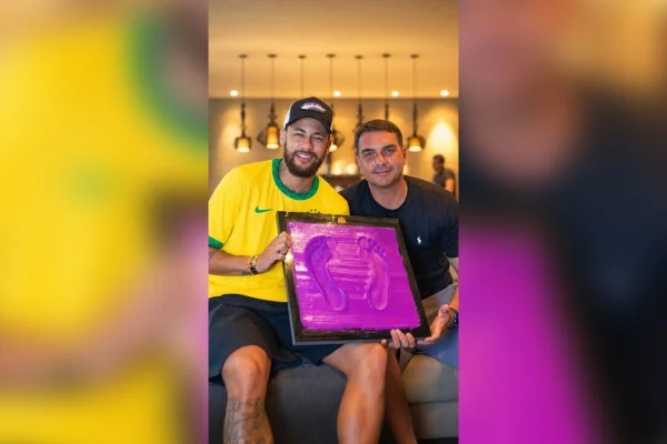 Direita em festa: Eduardo e Flávio Bolsonaro comemoram Neymar na Copa