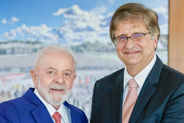 Imagem colorida do presidente Lula com Paulo Gonet - Metrópoles