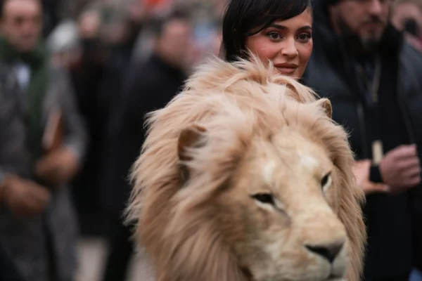 Kylie jenner posando na frente do desfile da Schiaparelli na semana de moda em paris