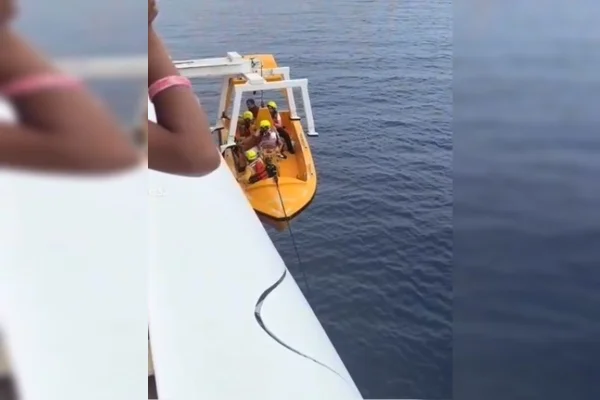 Criança cai do navio da Disney e pai se joga no mar para socorrer