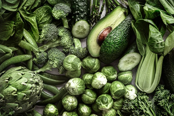 Foto colorida de vegetais verdes - Metrópoles.