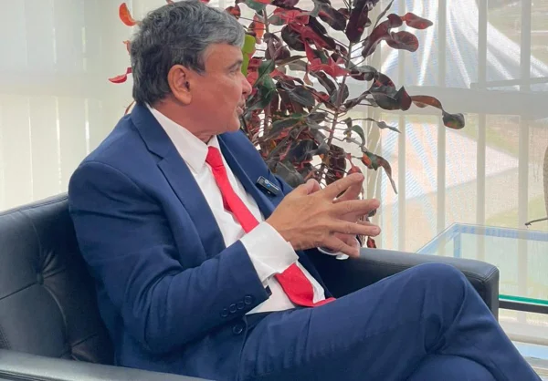 Ministro de Lula culpa juros pelo endividamento e critica BC