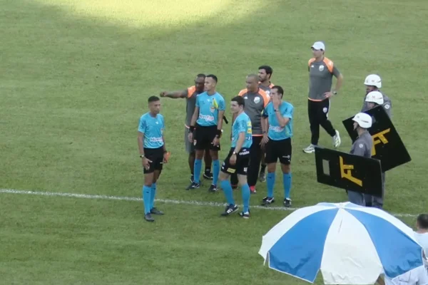 Imagem colorida mostra denúncia de racismo contra torcedor em jogo no interior de SP. Metrópoles