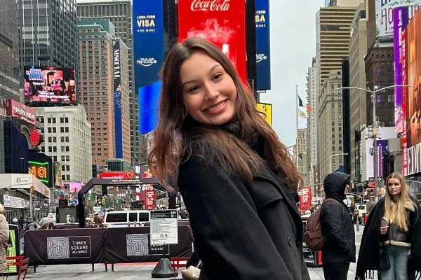 Saiba quem é Bianca Almeida, que ficou conhecida por mostrar a rotina de uma menina que desmaia - Metrópoles