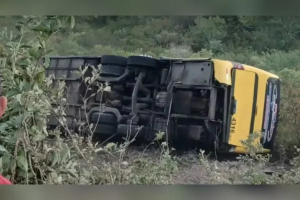 Imagem colorida, Ônibus com 40 romeiros tomba no Ceará, deixa 2 mortos e vários feridos - Metrópoles