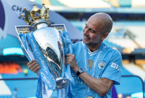 Imagem colorida de Guardiola com o troféu da Premier League- Metrópoles