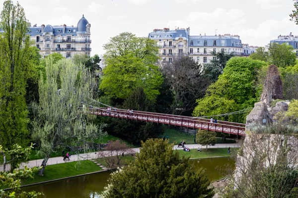 Parque Buttes Chaumont, em Paris, França - Metrópoles