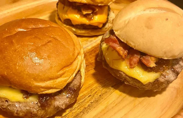 Hamburgueria Ammo Burger abre as portas em meio à crise