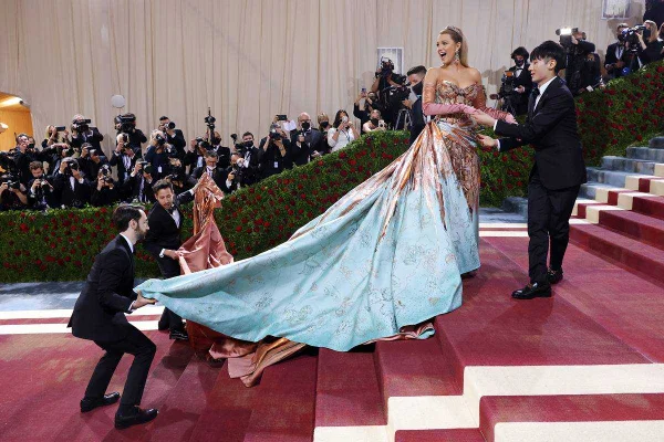 Blake Lively, de Versace, no Met Gala 2022