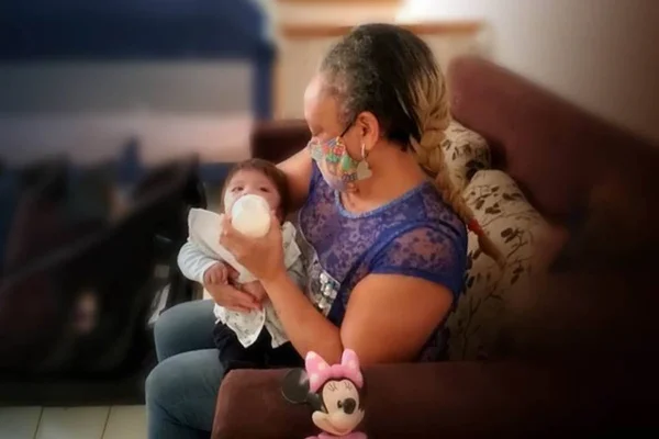 Amor sem limites: mulher solteira adota criança com deficiência no DF