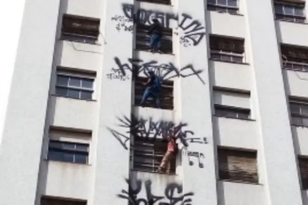 SP: Pichadores são detidos após escalar prédio e não conseguir descer