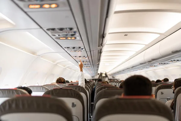 Foto colorida de uma parte interna de um avião - Metrópoles