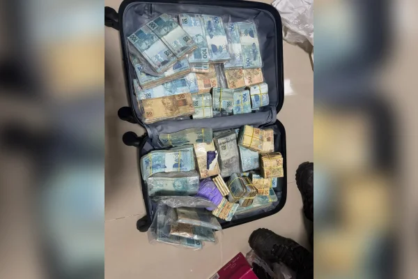 Polícia mira grupo ligado a facção e acha mala recheada de dinheiro