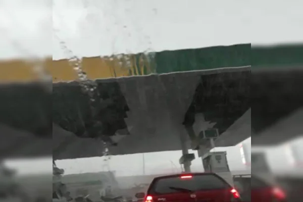 Teto de posto destruído