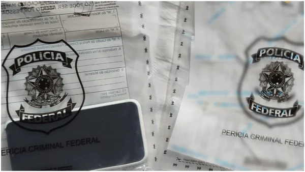 fotos de processos da polícia com a logomarca da PF estampadas