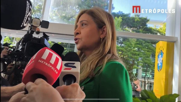 Imagem colorida de Leila Pereira em entrevista - Metrópoles