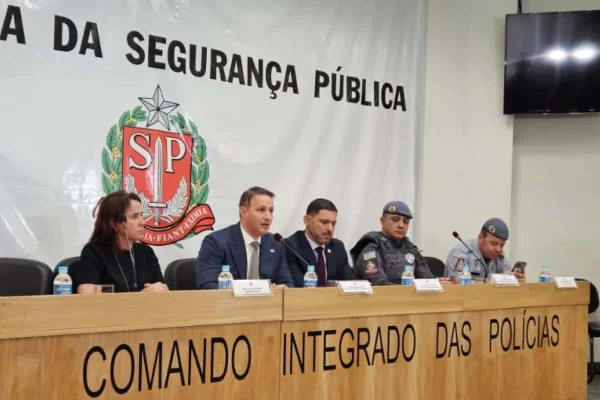 Coletiva na SSP sobre investigações no caso do ex-delegado-geral assassinado; no centro, o secretário Guilherme Derrite. Secretário confirma participação do PCC no crime - Metrópoles