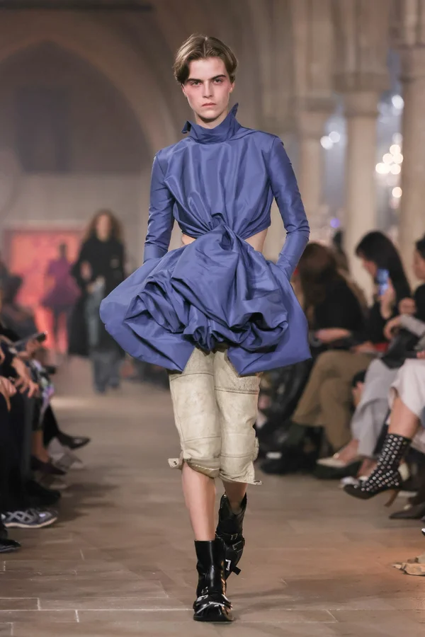 Acne Studios transforma referências dos séculos 17 e 18 em acessórios - destaque galeria Acne Studios transforma referências dos séculos 17 e 18 em acessórios - destaque galeria