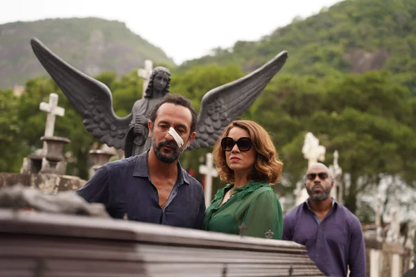 Os Enforcados traz Leandra Leal e Irandhir Santos como casal Macbeth
