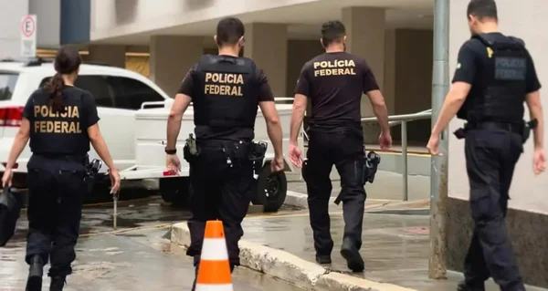 foto colorida de Agentes da Polícia Federal (PF) durante operação policial - Metrópoles