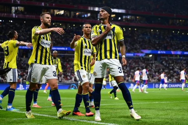 O Fenerbahçe enfrentou o Lyon e se garantiu na fase de liga da Champions