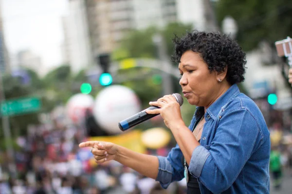 Pré-candidata Vera Lúcia em campanha