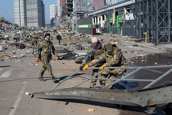 Militares ucranianos removem escombros de shopping em Kiev que sofreu ataque aéreo russo - Metrópoles