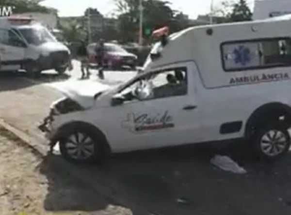 Batida entre ambulância e van deixa 6 feridos na BR-324