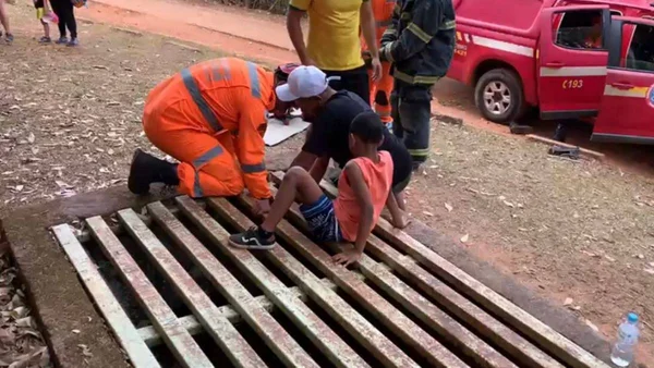 Vídeo: bombeiros resgatam criança com perna presa em gradeado