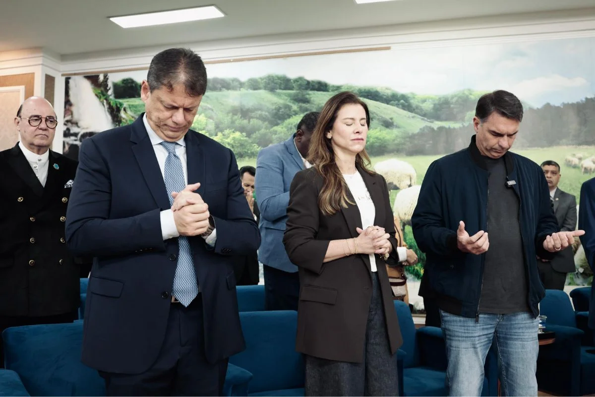Flávio e Tarcísio oram em igreja evangélica durante campanha eleitoral Flávio e Tarcísio oram em igreja evangélica durante campanha eleitoral