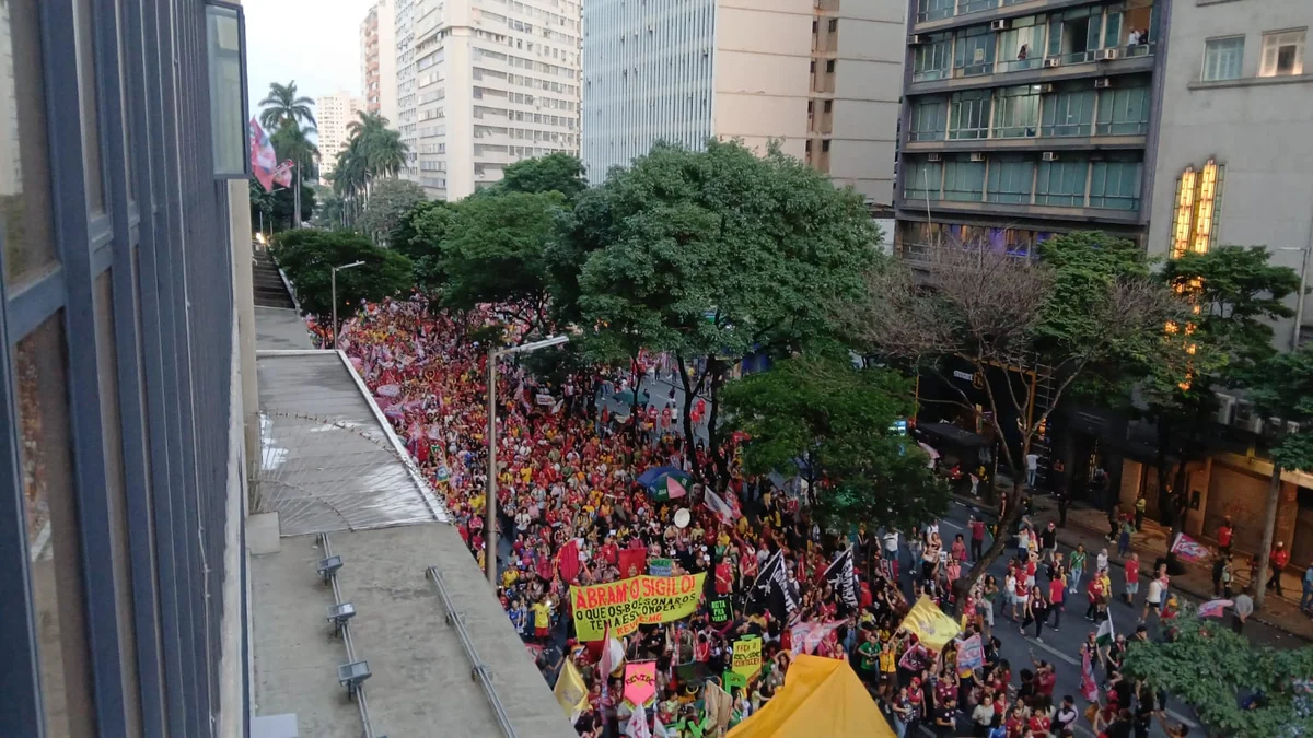 O ato começou na Praça da Estação e seguiu até a Praça Raul Soares O ato começou na Praça da Estação e seguiu até a Praça Raul Soares