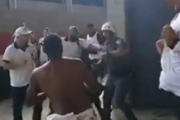 Torcedor do Vasco dá soco e derruba PM em confusão no Morumbis