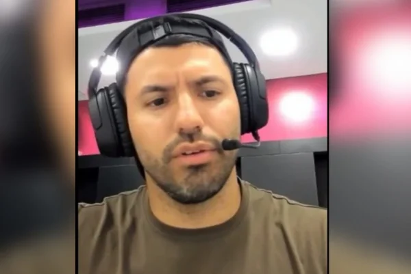 Sergio Aguero, atacante argentino, com camiseta marrom e fone de ouvido, atleta comenta atuação de Messi - Metrópoles