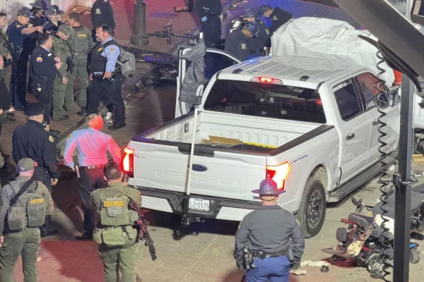 Motorista que atropelou multidão em Nova Orleans é morto