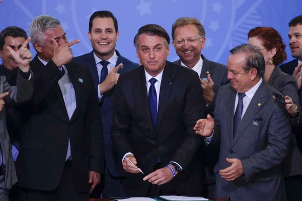 “É só não comprar”, diz Bolsonaro sobre críticas de Lula ao armamento