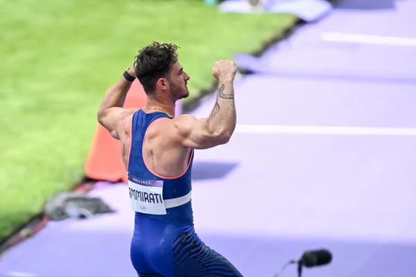 Anthony Ammirati da França faz gesto com braços em competição